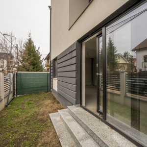 Se preda finisata - 4 bai - 3 dormitoare - curte - parcare -  metrou Păcii 