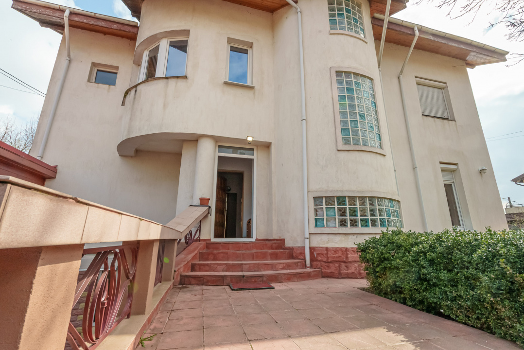 Casa spațioasă cu vedere la Lacul Grivița | 5 dormitoare | teren 793 mp