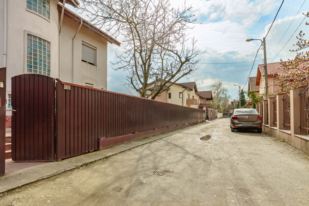 Casa spațioasă cu vedere la Lacul Grivița | 5 dormitoare | teren 793 mp