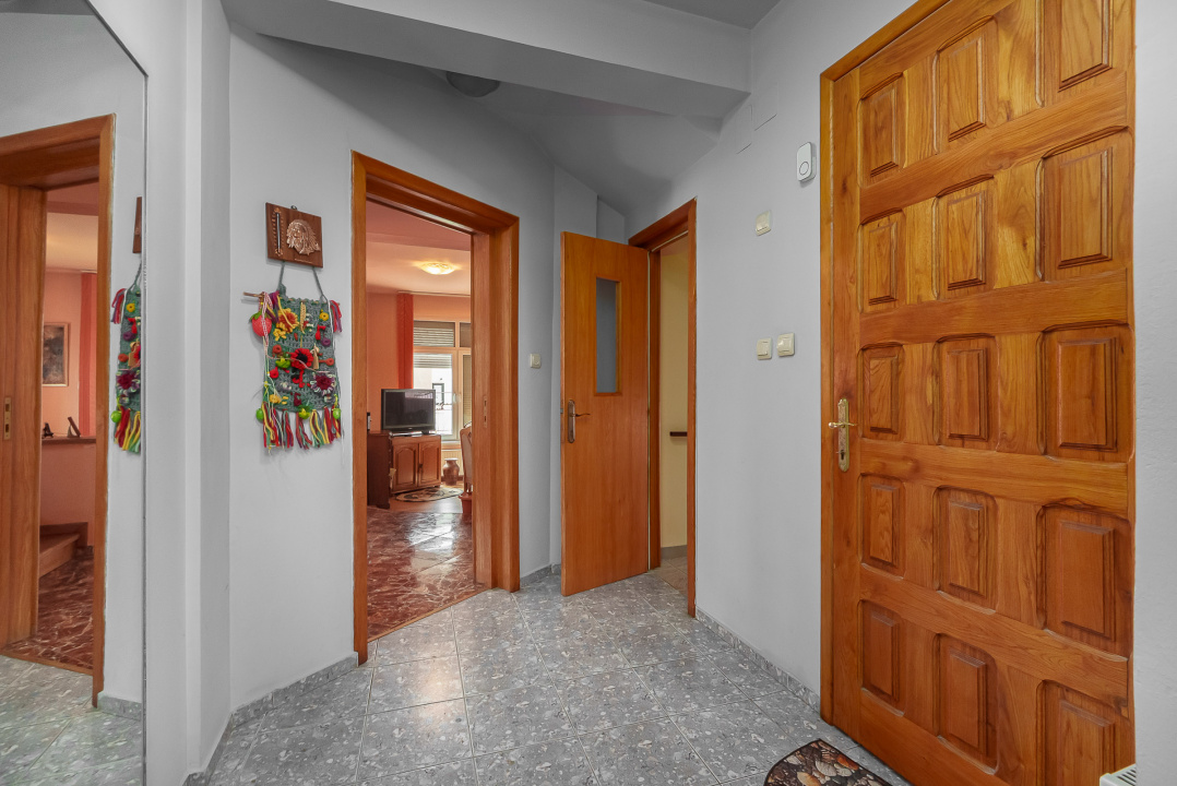 Casa spațioasă cu vedere la Lacul Grivița | 5 dormitoare | teren 793 mp