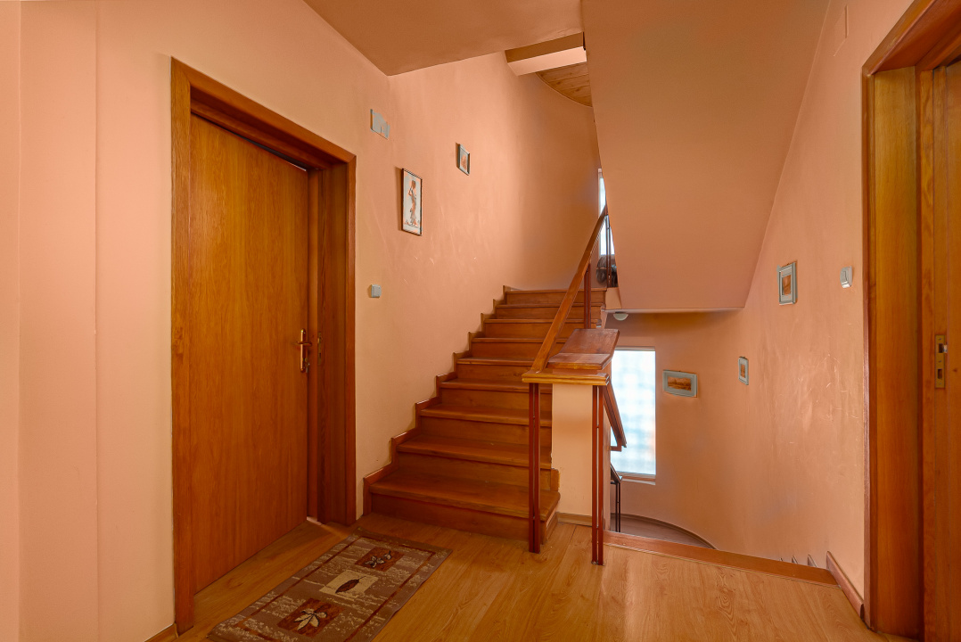 Casa spațioasă cu vedere la Lacul Grivița | 5 dormitoare | teren 793 mp