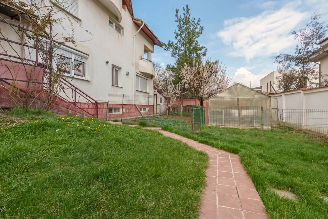 Casa spațioasă cu vedere la Lacul Grivița | 5 dormitoare | teren 793 mp