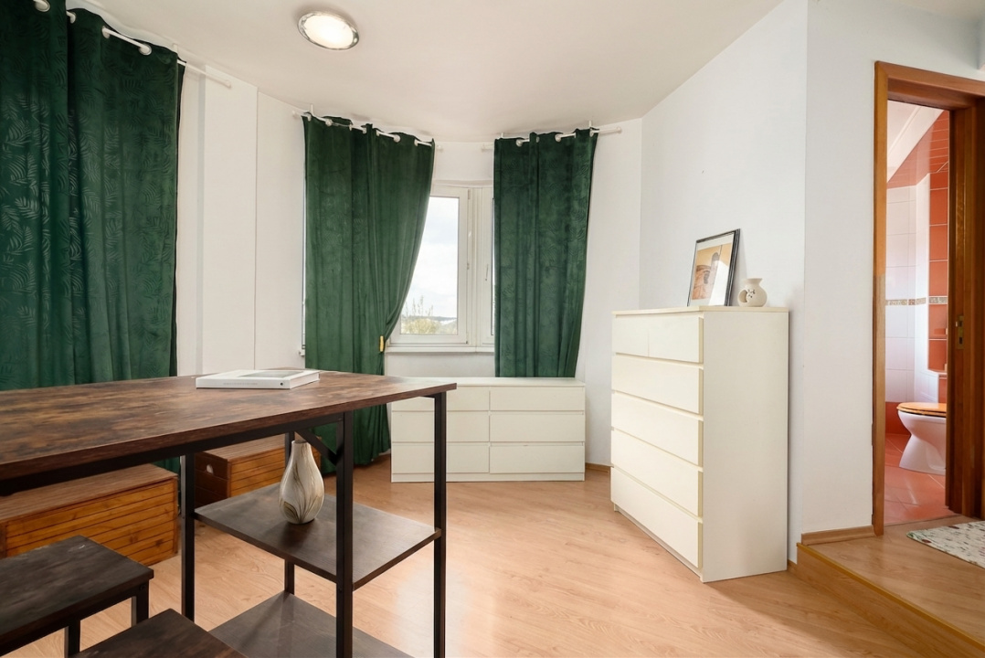 Casa spațioasă cu vedere la Lacul Grivița | 5 dormitoare | teren 793 mp