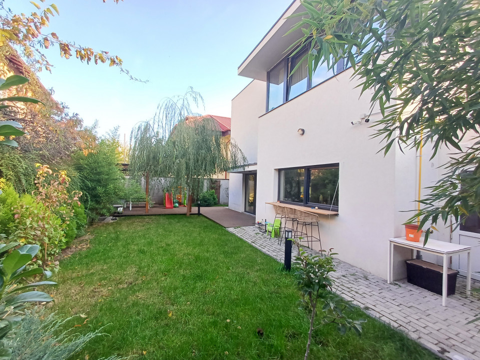 Vila superba P+1 cu teren liber 340 mp Fundeni