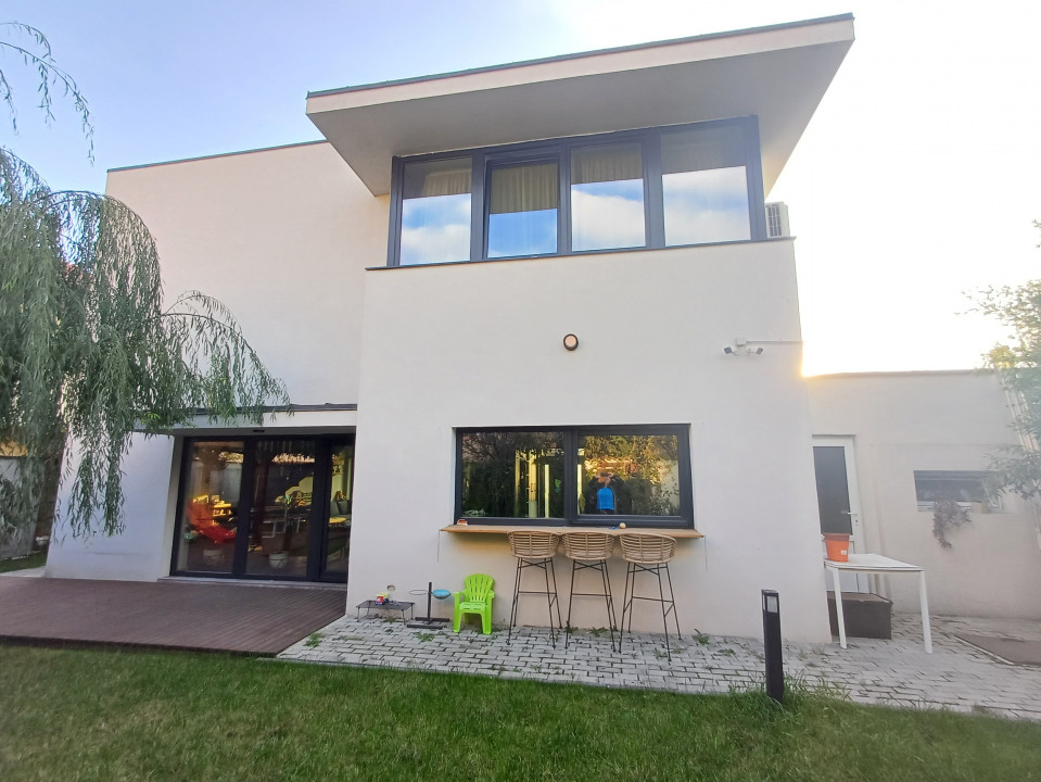 Vila superba P+1 cu teren liber 340 mp Fundeni