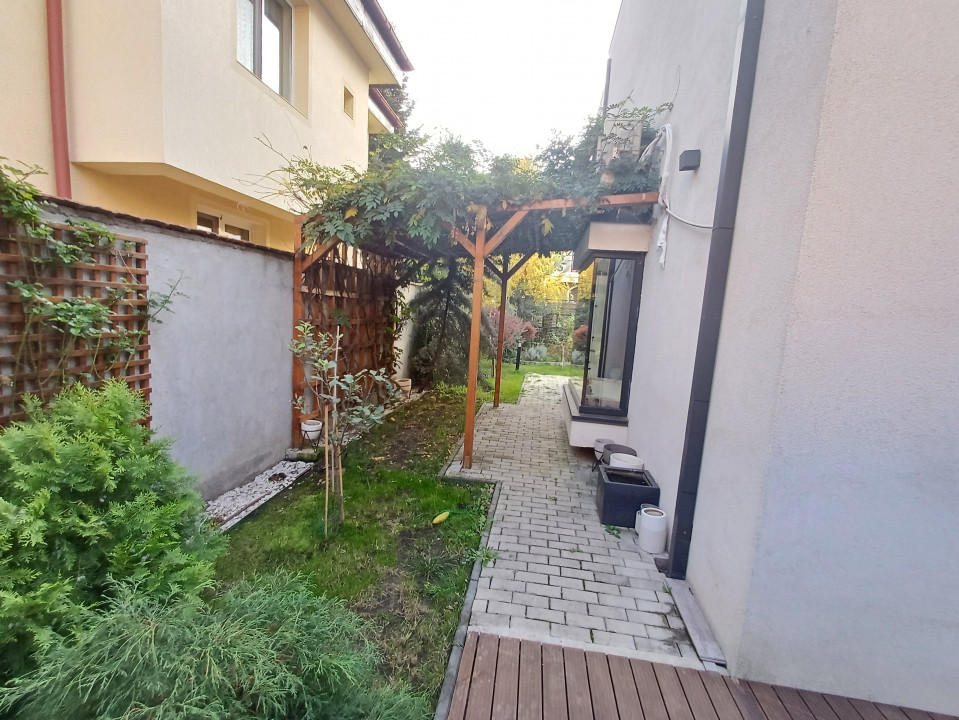 Vila superba P+1 cu teren liber 340 mp Fundeni