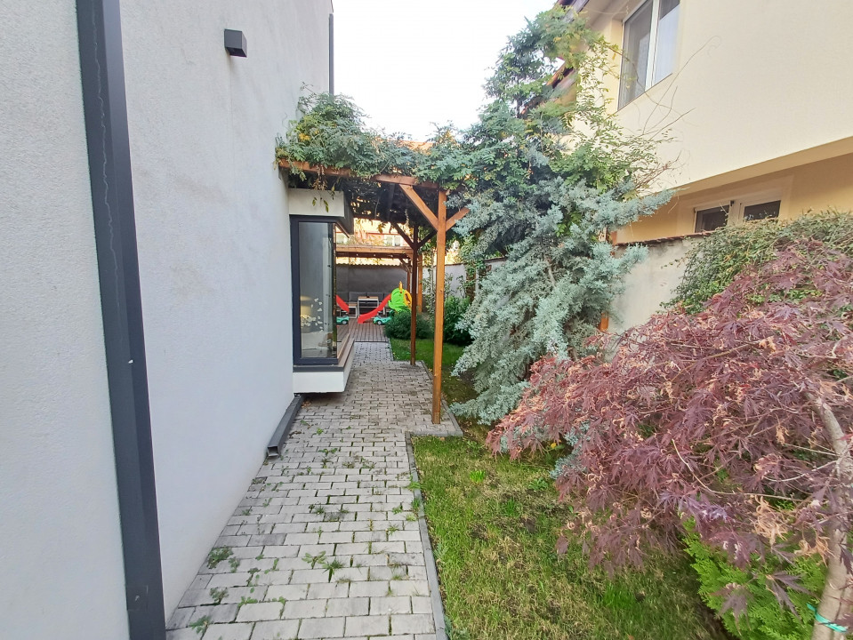 Vila superba P+1 cu teren liber 340 mp Fundeni