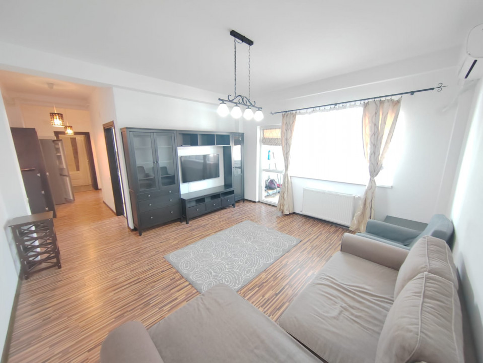 Apartament foarte spatios cu loc de parcare