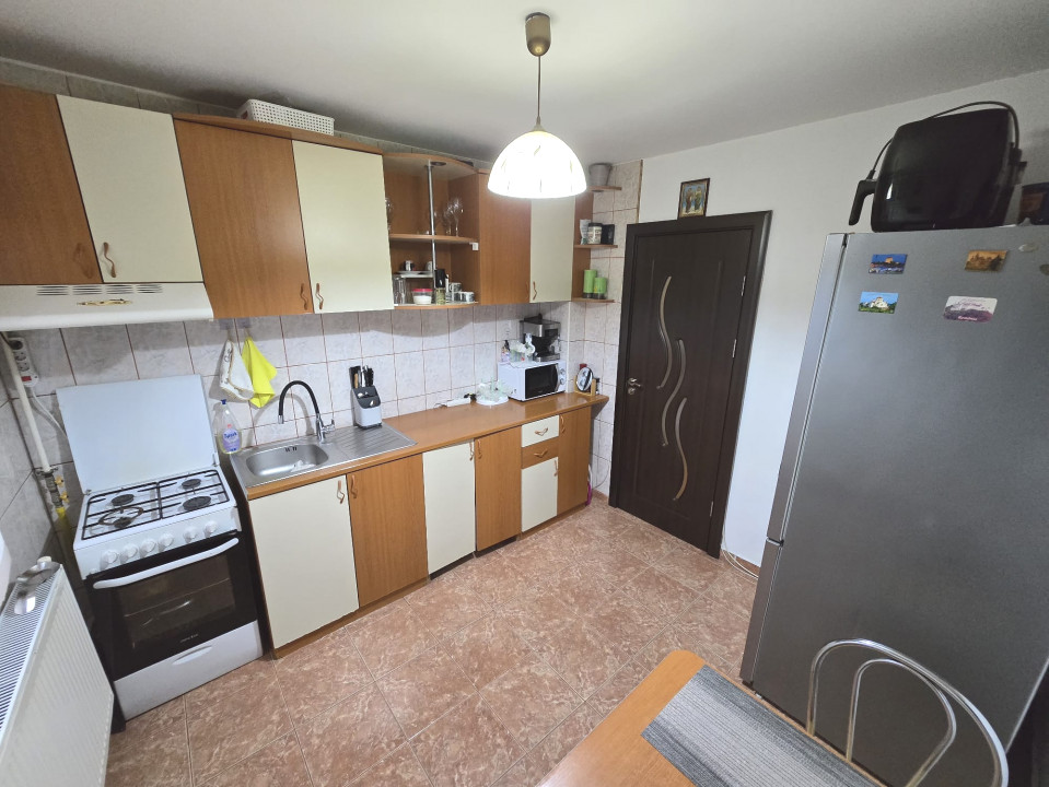 INEL I - Apartament cu centrala pe gaz, loc de parcare si pod de 60 mp cu acte.