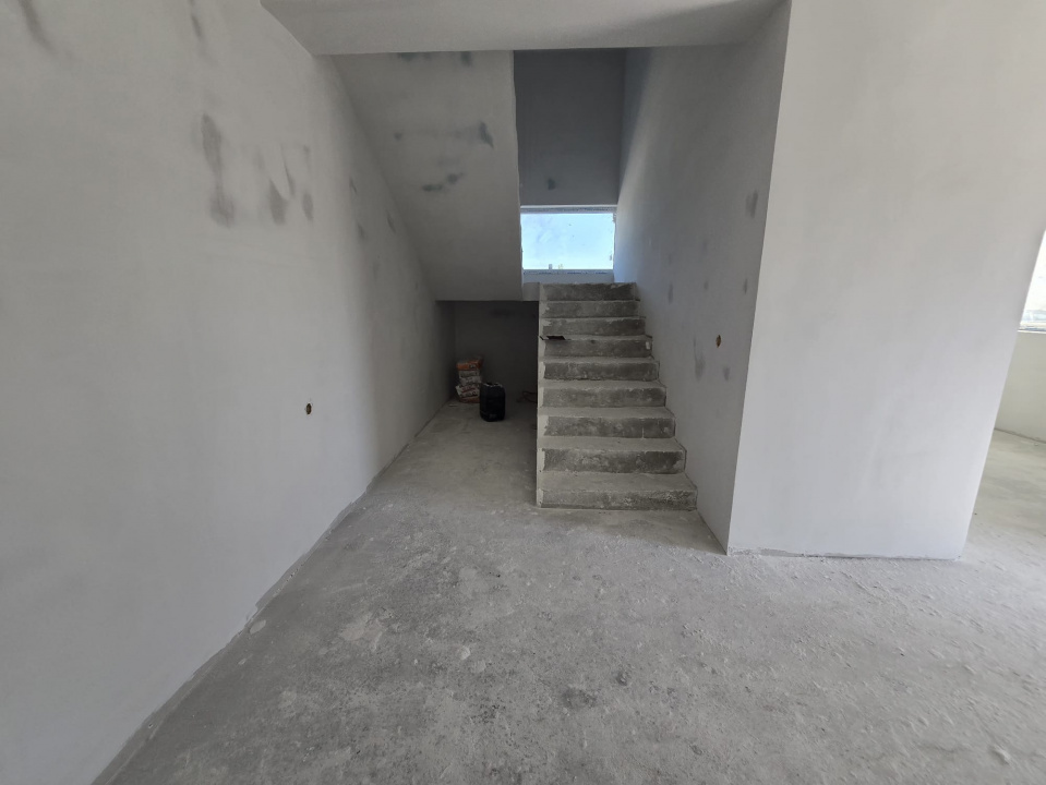 OVIDIU-POIANA- Vila tip duplex cu terasa circulabila.