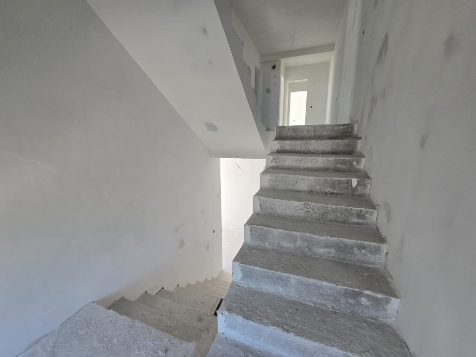 OVIDIU-POIANA- Vila tip duplex cu terasa circulabila.