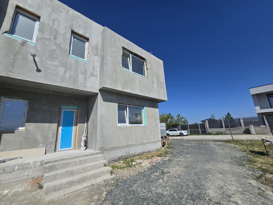 OVIDIU-POIANA- Vila tip duplex cu terasa circulabila.