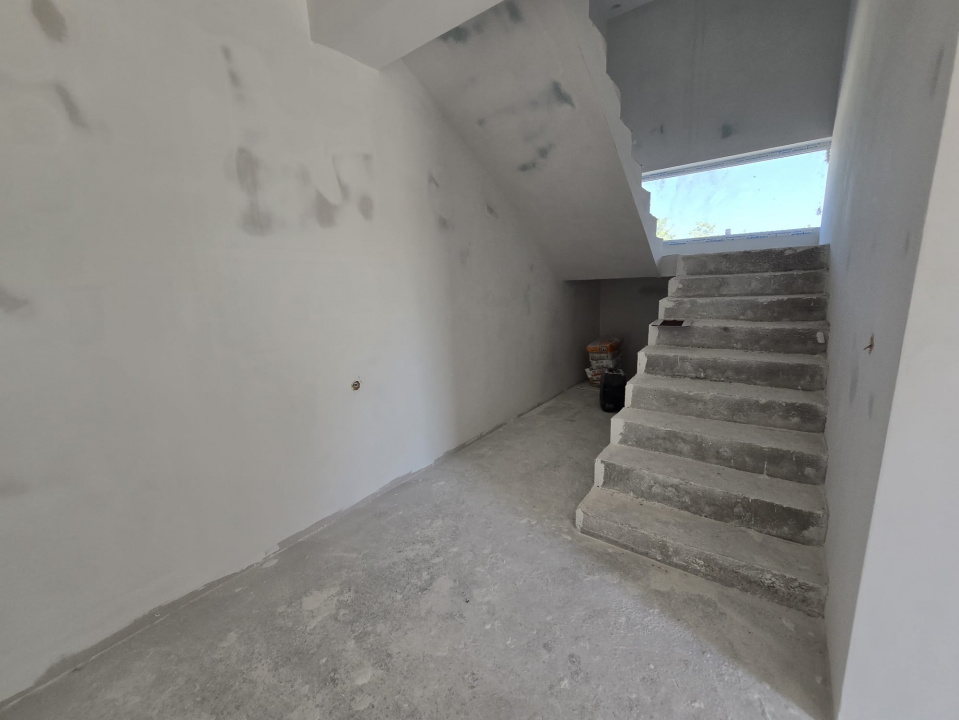 OVIDIU-POIANA- Vila tip duplex cu terasa circulabila.