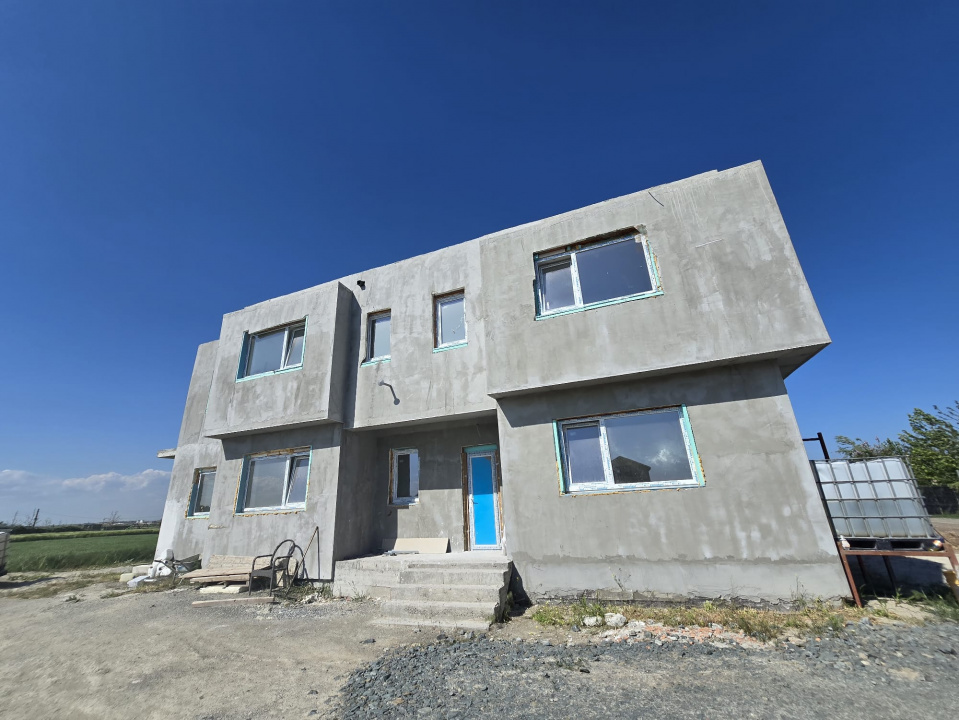 OVIDIU-POIANA- Vila tip duplex cu terasa circulabila.