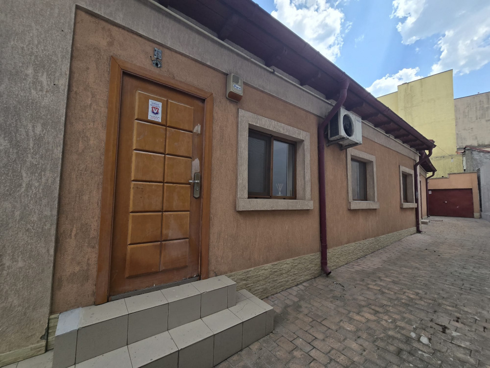 CENTRU- Casa de inchiriat pentru birouri.