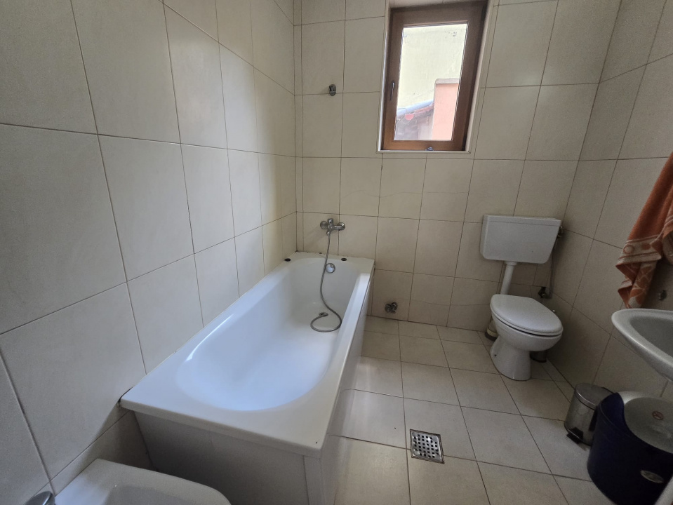 CENTRU- Casa de inchiriat pentru birouri.