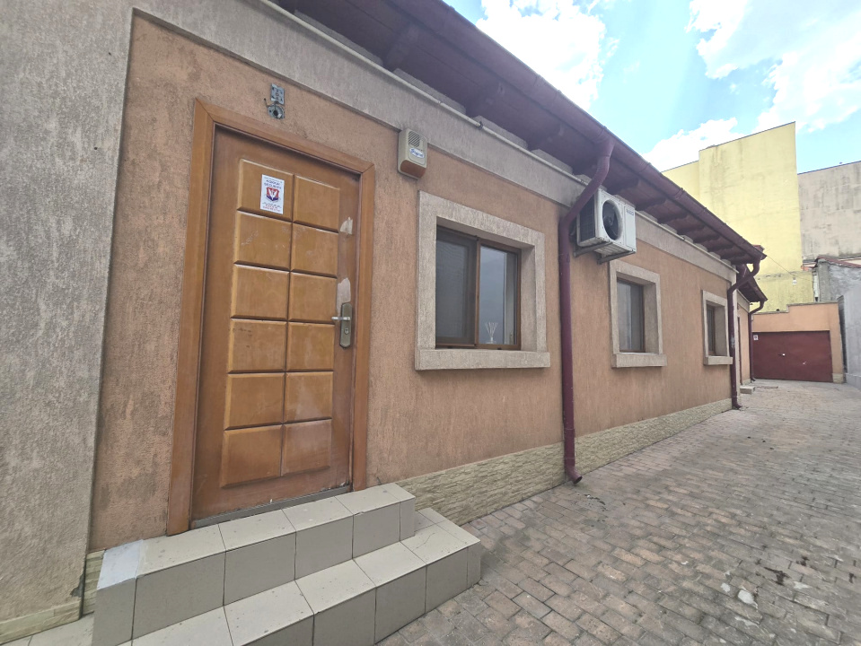CENTRU- Casa de inchiriat pentru birouri.