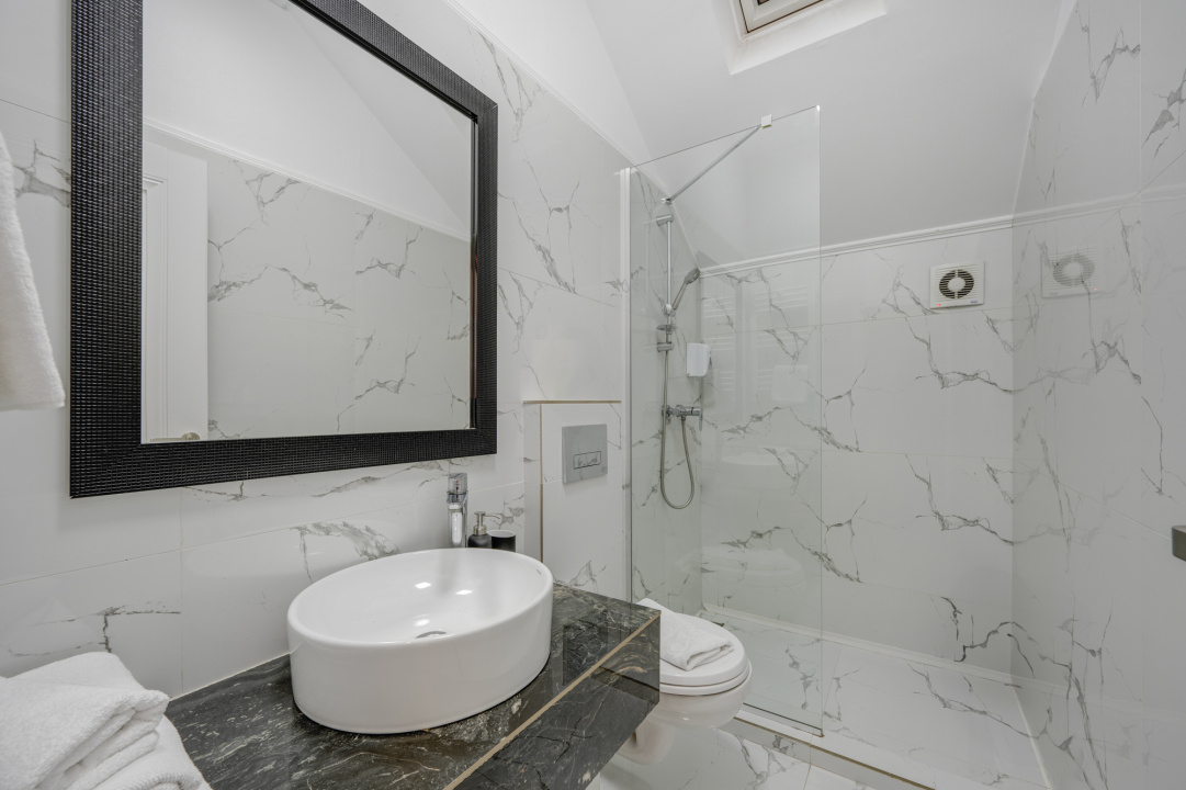 Afacere la Cheie ! Camere in regim hotelier+restaurant / profit bun !