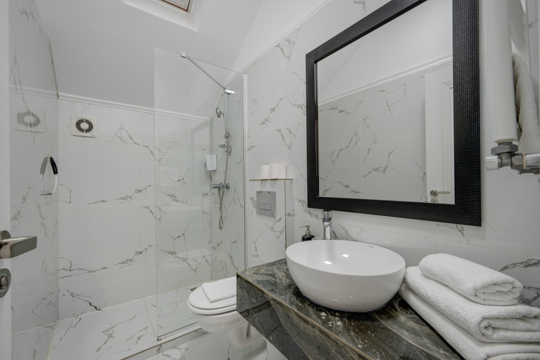 Afacere la Cheie ! Camere in regim hotelier+restaurant / profit bun !