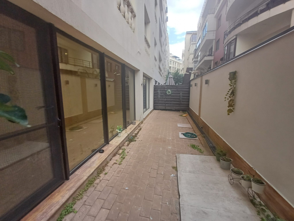 Apartament 3 camere superb si curte proprie Parc Herastrau
