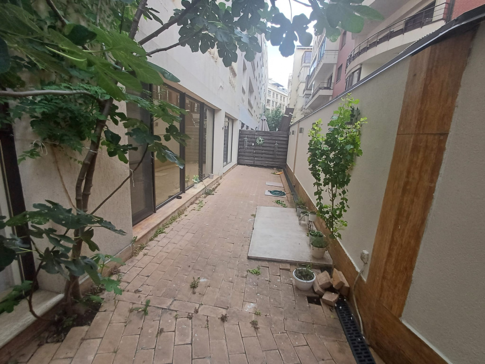 Apartament 3 camere superb si curte proprie Parc Herastrau