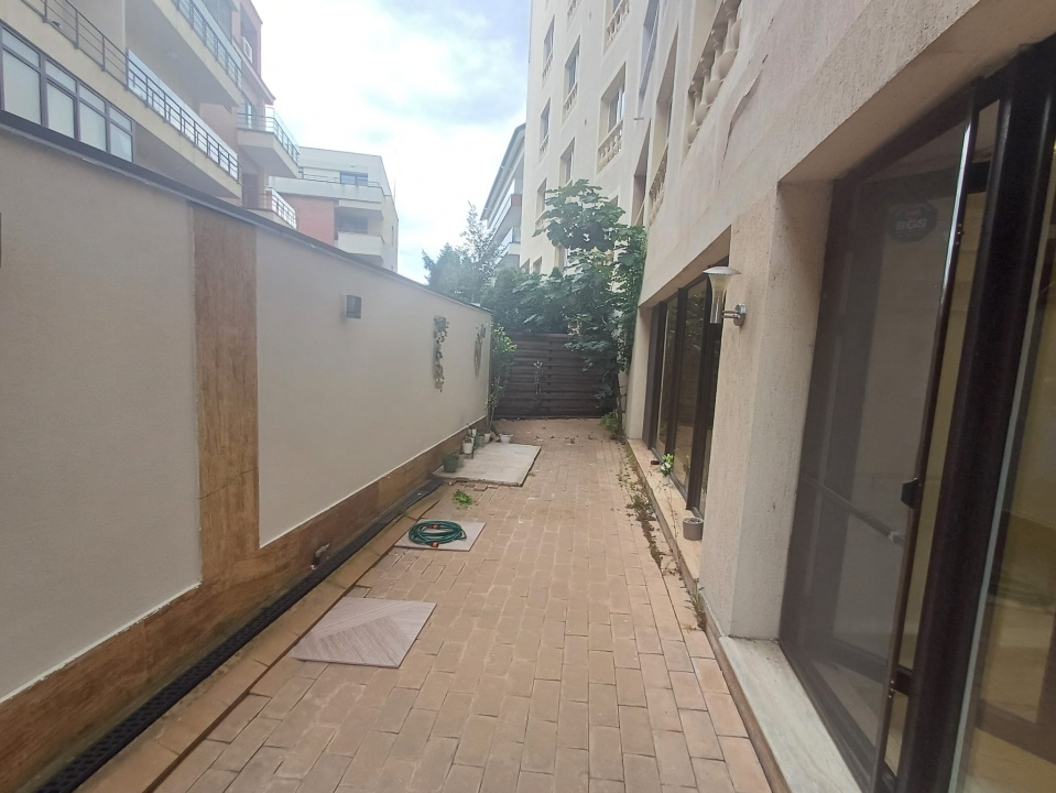 Apartament 3 camere superb si curte proprie Parc Herastrau