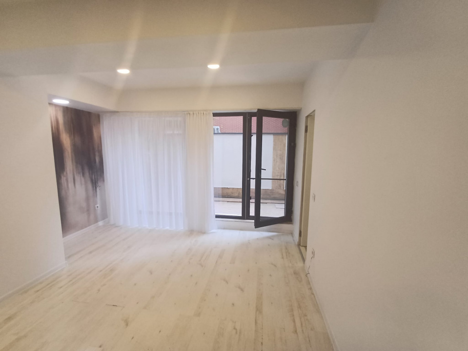 Apartament 3 camere superb si curte proprie Parc Herastrau