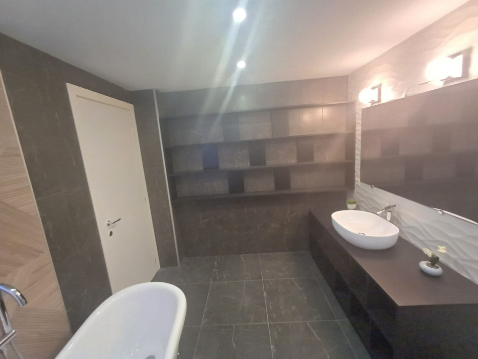 Apartament 3 camere superb si curte proprie Parc Herastrau