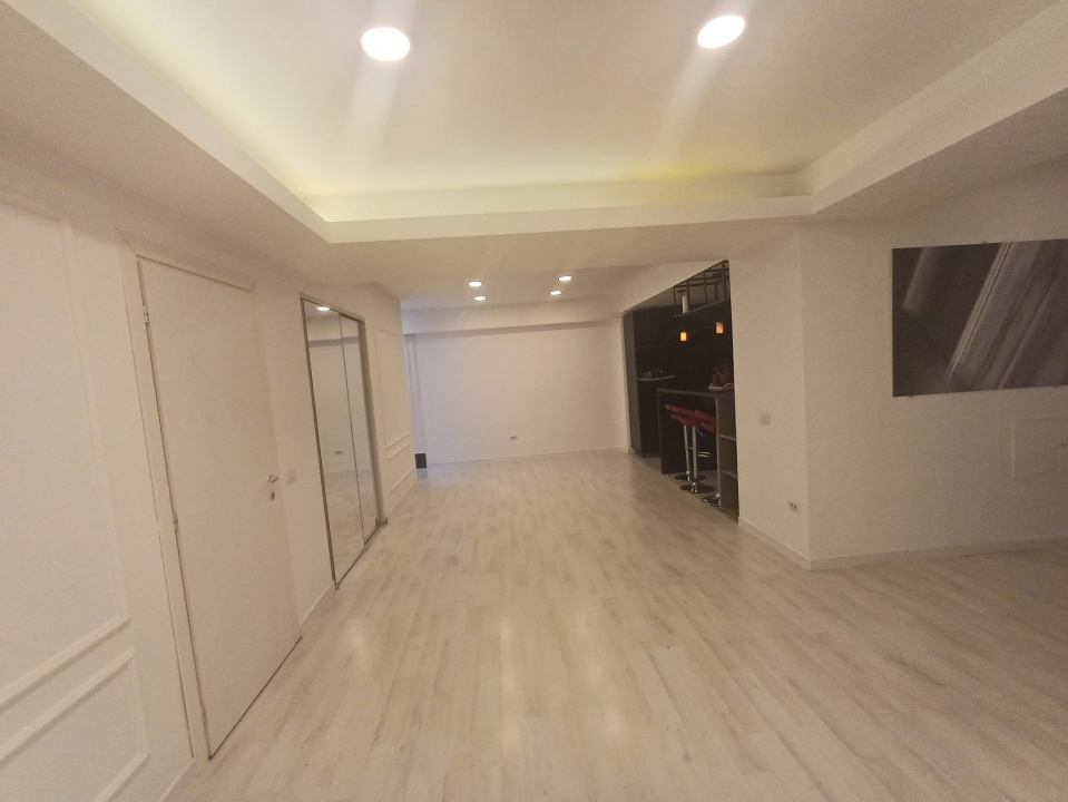 Apartament 3 camere superb si curte proprie Parc Herastrau