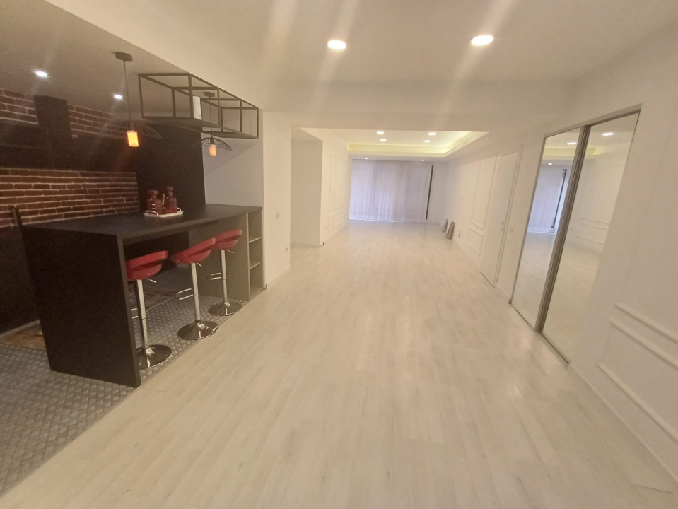 Apartament 3 camere superb si curte proprie Parc Herastrau