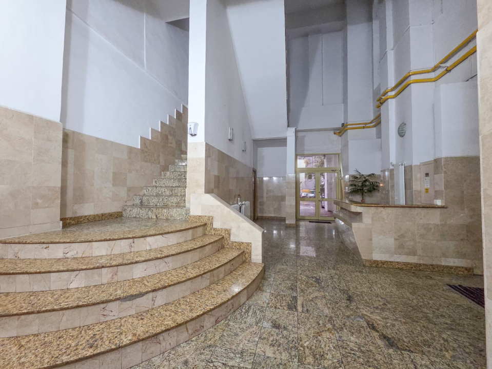 Apart 3 camere birouri stradal Bulevardul Unirii colt Nerva Traian